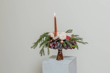 Taze çiçeklerin Noel kompozisyonu 