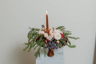 Taze çiçeklerin Noel kompozisyonu 