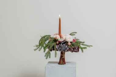 Taze çiçeklerin Noel kompozisyonu 