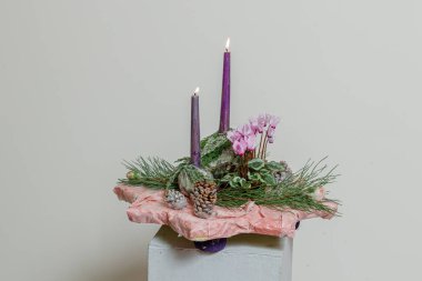 Taze çiçeklerin Noel kompozisyonu 