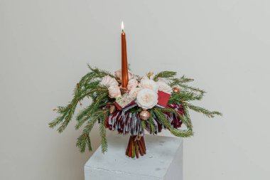 Taze çiçeklerin Noel kompozisyonu 