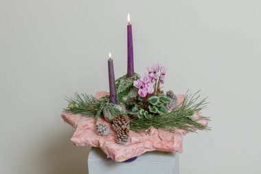 Taze çiçeklerin Noel kompozisyonu 