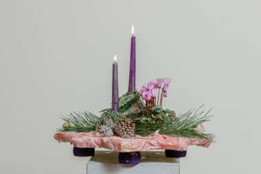 Taze çiçeklerin Noel kompozisyonu 