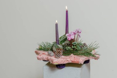 Taze çiçeklerin Noel kompozisyonu 