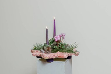 Taze çiçeklerin Noel kompozisyonu 