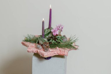 Taze çiçeklerin Noel kompozisyonu 