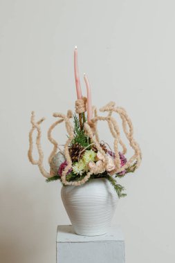 Taze çiçeklerin Noel kompozisyonu 