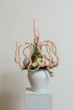 Taze çiçeklerin Noel kompozisyonu 