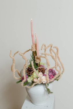 Taze çiçeklerin Noel kompozisyonu 