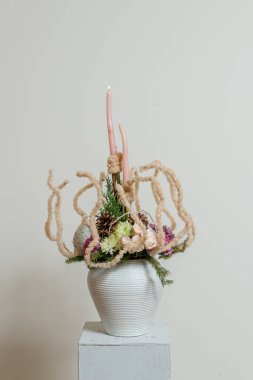 Taze çiçeklerin Noel kompozisyonu 