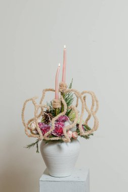 Taze çiçeklerin Noel kompozisyonu 