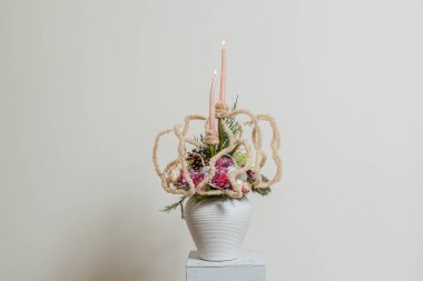 Taze çiçeklerin Noel kompozisyonu 