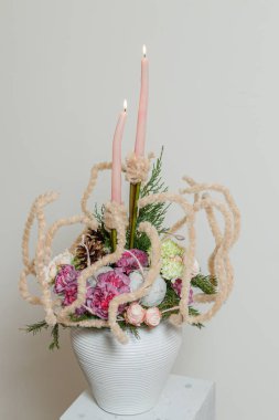 Taze çiçeklerin Noel kompozisyonu 