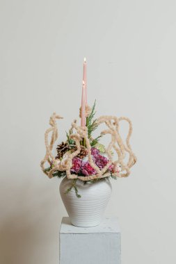 Taze çiçeklerin Noel kompozisyonu 