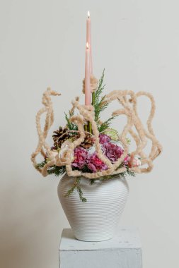 Taze çiçeklerin Noel kompozisyonu 