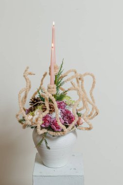 Taze çiçeklerin Noel kompozisyonu 