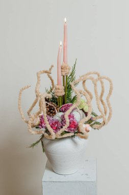 Taze çiçeklerin Noel kompozisyonu 