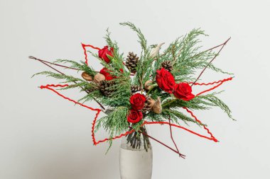 Taze çiçeklerin Noel kompozisyonu 