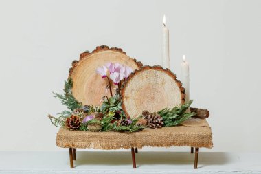 Taze çiçeklerin Noel kompozisyonu 