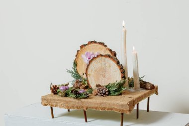 Taze çiçeklerin Noel kompozisyonu 