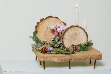 Taze çiçeklerin Noel kompozisyonu 