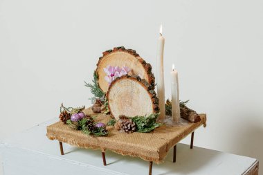 Taze çiçeklerin Noel kompozisyonu 