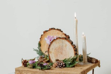 Taze çiçeklerin Noel kompozisyonu 