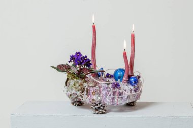 Taze çiçeklerin Noel kompozisyonu 