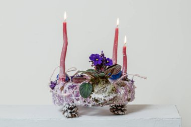 Taze çiçeklerin Noel kompozisyonu 