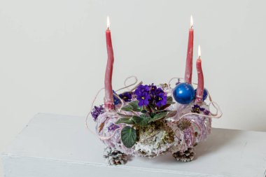 Taze çiçeklerin Noel kompozisyonu 