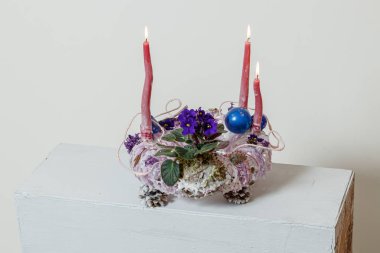 Taze çiçeklerin Noel kompozisyonu 