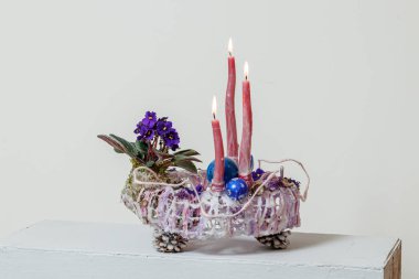 Taze çiçeklerin Noel kompozisyonu 