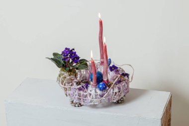 Taze çiçeklerin Noel kompozisyonu 