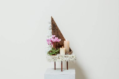 Taze çiçeklerin Noel kompozisyonu 