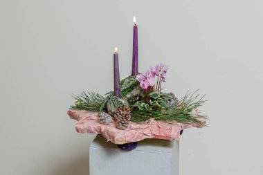 Taze çiçeklerin Noel kompozisyonu 