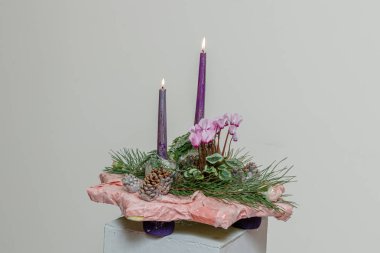 Taze çiçeklerin Noel kompozisyonu 