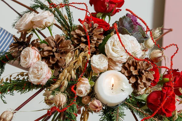 Weihnachtskomposition aus frischen Blumen — Stockfoto