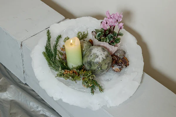 Taze çiçeklerin Noel kompozisyonu 