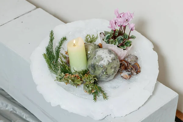 Taze çiçeklerin Noel kompozisyonu 