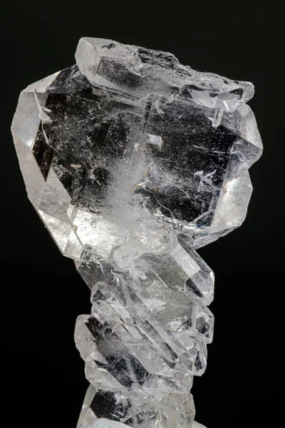 Siyah arkaplanda makro mineral taş kuvars faden — Stok fotoğraf
