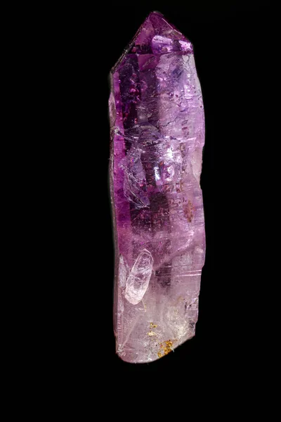 Makromineral Amethyst Stein auf schwarzem Hintergrund — Stockfoto