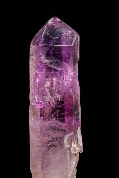 Makromineral Amethyst Stein auf schwarzem Hintergrund — Stockfoto