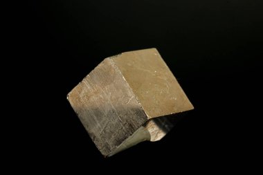 Makro mineral pirit taşı siyah bir zemin üzerine