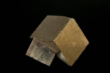 Makro mineral pirit taşı siyah bir zemin üzerine
