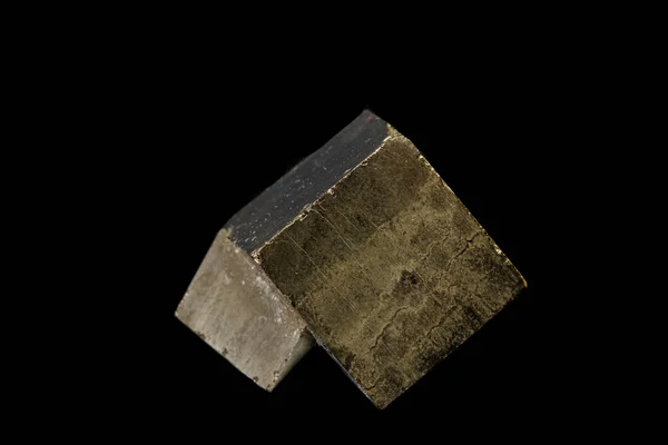 Piedra de pirita mineral macro sobre fondo negro — Foto de Stock