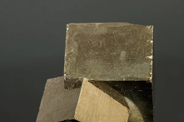 Piedra de pirita mineral macro sobre fondo negro —  Fotos de Stock
