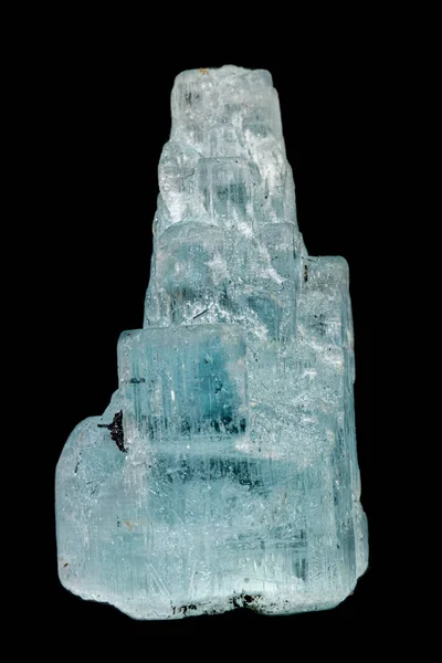 Batu mineral makro aquamarine pada latar belakang hitam — Stok Foto