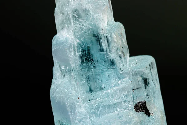Batu mineral makro aquamarine pada latar belakang hitam — Stok Foto