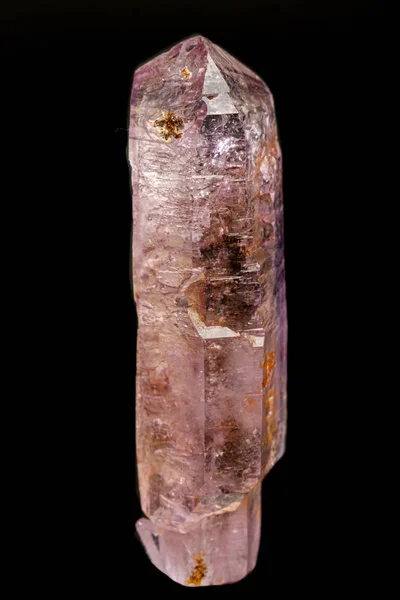 Makromineral Amethyst Stein auf schwarzem Hintergrund — Stockfoto