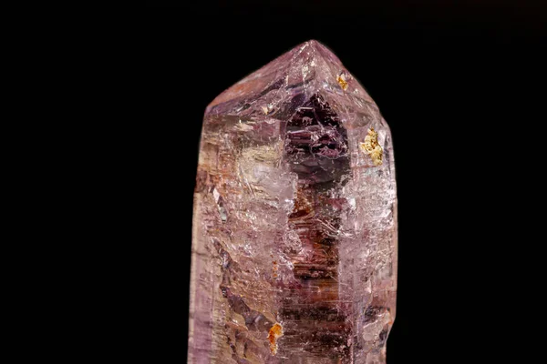 Макро-мінеральний аметист камінь на чорному фоні — стокове фото